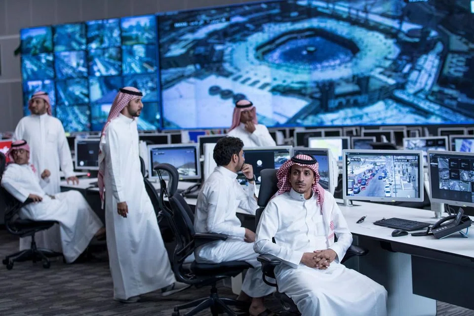 Menyahut seruan Haji: JAGA KESELAMATAN: Pegawai Arab Saudi memantau skrin yang memaparkan Tanah Suci Makkah demi menjaga keselamatan dan ketenteraman jemaah. - Foto EPA