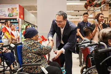 HULUR BANTUAN: Encik Melvin Teo, CEO Kumpulan Yeo Hiap Seng Limited, bersama salah satu benefisiari sumbangan dari Kumpulan Yeo's. Menurutnya, tujuan kempen adalah untuk memupuk sifat beramal di kalangan para pelanggan. - Foto KUMPULAN YEO'S