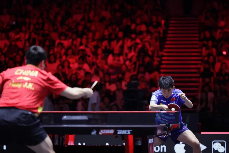 Lin Shidong (kanan) tewaskan rakan sepasukan Liang Jingkun dalam perlawanan akhir perseorangan lelaki di Singapore Smash.