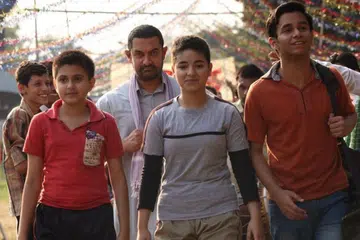 RENTASI NEGARA: Pelakon Bollywood, Aamir Khan (tiga dari kanan) mahu melihat lebih banyak filem China ditayangkan di India dan begitu juga sebaliknya. - Foto WALT DISNEY STUDIOS.