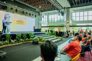 PELUANG TINGKAT KEMAHIRAN: Mayor Majlis Pembangunan Masyarakat (CDC) South East, Encik Mohd Fahmi Aliman, berucap di Karnival Pekerjaan dan Kemahiran @ South East di Wisma Geylang Serai (WGS) pada 18-19 November dan berjaya menarik hampir 2,000 peserta. Karnival itu dianjurkan buat julung kalinya oleh Jawatankuasa Pekerjaan & Daya Kerja, bidang tumpuan keempat (FA4) M Kuasa Tiga (M³). 