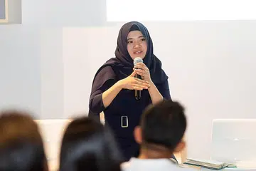 DIUNDANG BERCAKAP MENGENAI AI: Cik Hamidah (atas) sering diundang menjadi penceramah dalam sesi dialog dan acara-acara AI. - Foto ihsan HAMIDAH AIDILLAH MUSTAFA