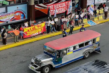 Sebuah jeepney, iaitu bas mini tempatan, melalui sekumpulan penunjuk perasaan yang membantah kenaikan harga bahan api dan cukai di sebuah terminal pengangkutan di Quezon City, Metro Manila, Filipina pada 19 Mac 2026.
Kesatuan jeepney, PISTON, melancarkan mogok susulan kenaikan harga bahan api serta arahan Presiden Filipina, Ferdinand Marcos Jr., untuk menggantung kenaikan tambang pengangkutan yang sepatutnya berkuat kuasa pada 19 Mac.
Harga bahan api di Filipina meningkat susulan konflik di Asia Barat yang melibatkan Amerika Syarikat, Israel dan Iran.