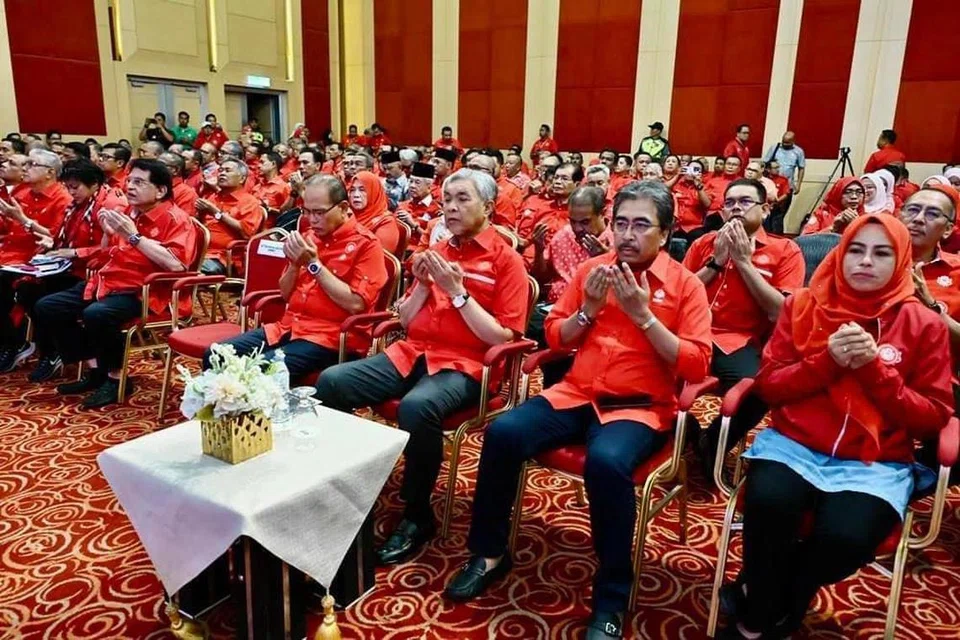 Pemimpin Umno berkumpul di Pusat Dagangan Dunia di Kuala Lumpur untuk satu perjumpaan khas tertutup dengan Presidennya, Datuk Seri Dr Ahmad Zahid Hamidi (tiga dari kanan), pada 4 Februari.