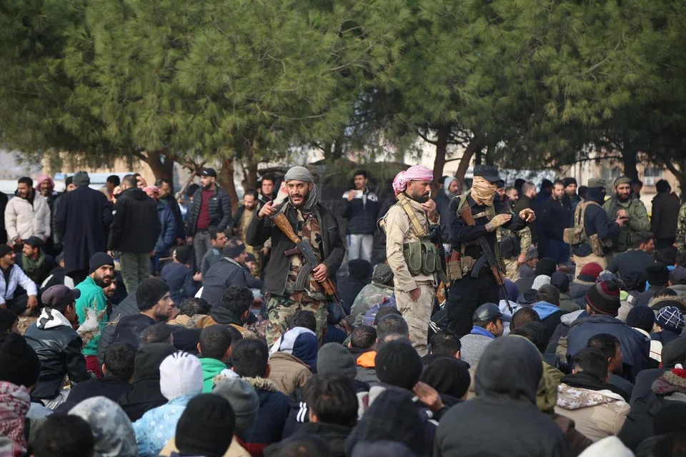 Anggota pasukan keselamatan pemerintah Syria yang ditahan dikumpulkan di sebuah kawasan lapang oleh tentera pemberontak di Homs, Syria, pada 8 Disember. Pemberontak Syria memasuki Damsyik pada hari yang sama dan mengumumkan melalui siaran televisyen tentang ‘Pembebasan bandar Damsyik dan penggulingan Bashar al-Assad’, serta pembebasan semua tahanan. 