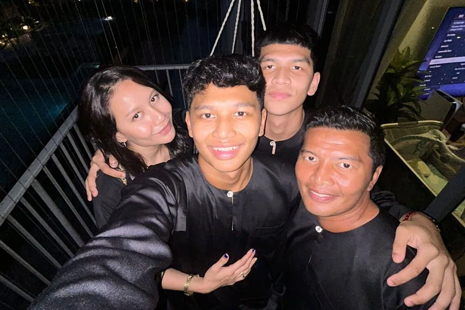 Kedua-dua Aqil Yazid (dua dari kiri) dan Aizil Yazid (dua dari kanan) menjadikan ayah mereka yang juga merupakan bekas penjaga gawang negara, Yazid Yasin (kanan), sebagai inspirasi dalam kerjaya bola sepak. Turut bersama mereka ialah ibu mereka, Siti Miriam Rahaman.