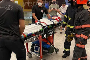 KEJADIAN DI PANGGUNG WAYANG: Seorang mangsa dilihat dibawa di atas pengusung selepas kejadian unit saluran pengalihan udara yang terjatuh di panggung wayang Shaw Theatres di pusat beli-belah Nex kelmarin. - Foto JULIAN TAY/MUSTSHARENEWS