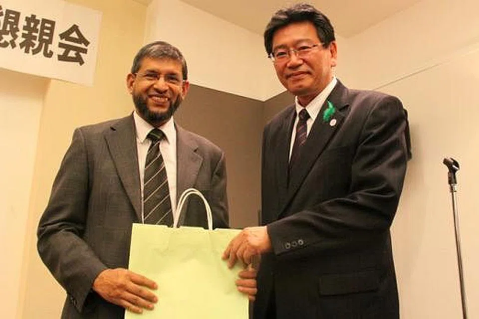 METERAI KERJASAMA: Encik Fazal (kiri) bersama Encik Itaru Kataoka, Timbalan Mayor Hakodate, - salah sebuah bandar yang mendapatkan khidmat konsultasi mesra halal dari syarikatnya. - Foto ihsan FAZAL BAHARDEEN