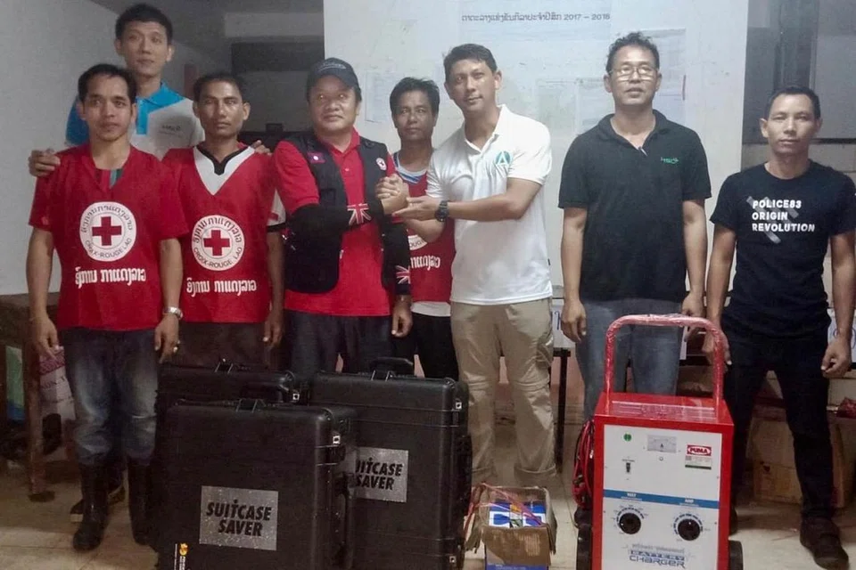 BANTU APA YANG BOLEH: Pasukan tiga anggota dari Singapura daripada HSL Constructor dan Aquayana termasuk Encik Hassan Ahmad (tiga dari kanan) bersama pegawai tempatan selepas menyerahkan sistem rawatan air yang dibawa kepada mereka. - Foto HSL CONSTRUCTOR/AQUAYANA