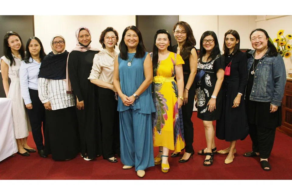TERUS DEKATI WANITA: Cik Junie Foo (tengah, berbaju biru) bersama anggota Lembaga Eksekutif Ke-22 SCWO yang lain termasuk Cik Rahayu (tiga dari kiri) dan Cik Noorfarahin (empat dari kiri). - Foto SCWO