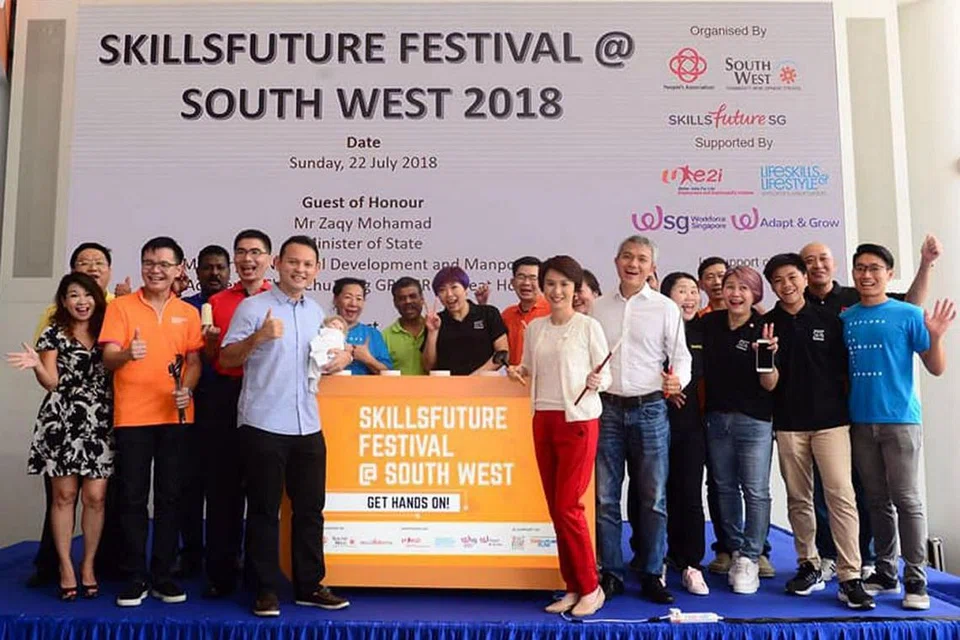 BERGAMBAR KENANGAN: Menteri Negara (Tenaga Manusia merangkap Pembangunan Negara), Encik Zaqy Mohamad (ketiga dari kiri di barisan depan) bergambar dengan rakan kongsi Pesta SkillsFuture@South West. - Foto FACEBOOK CDC South West