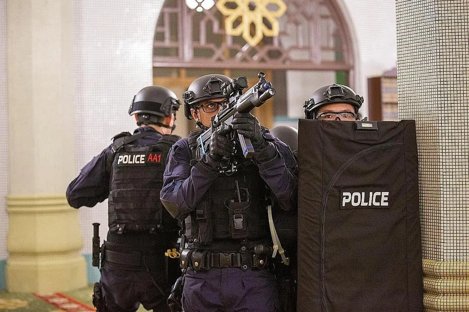 MENDAPAT PERHATIAN: Laporan mengenai pemain bola sepak Sukan SEA dan latihan antipengganasan di Masjid Sultan dikongsi ramai pembaca di media sosial. - Foto fail