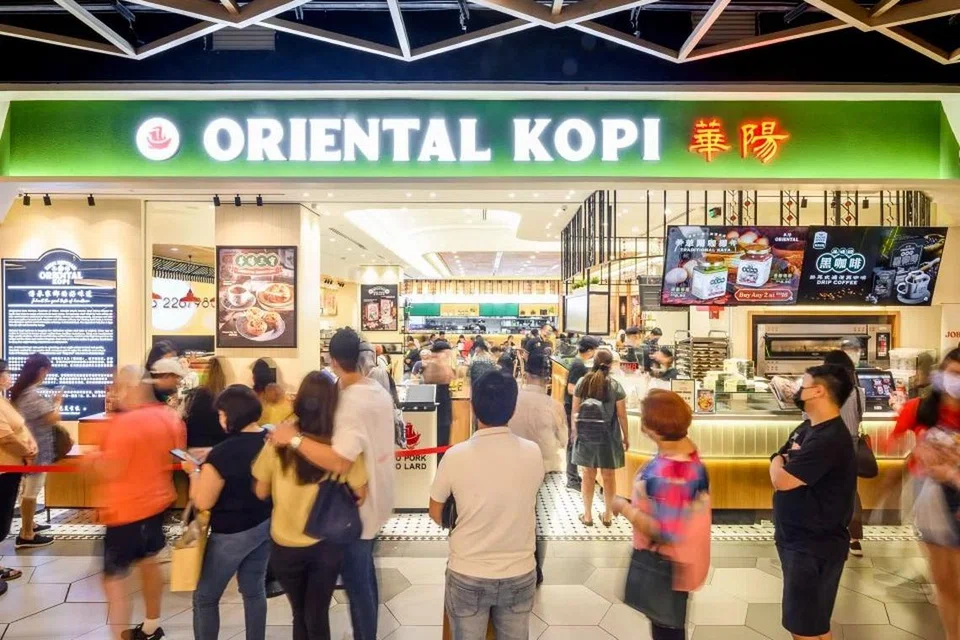 Oriental Kopi pada awalnya membuat pengumuman pada 20 Januari bahawa ia akan menaikkan caj perkhidmatan daripada 10 peratus kepada 15 peratus semasa musim perayaan Tahun Baru Cina. 