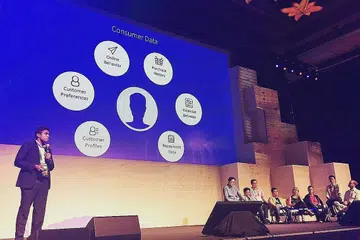 FINALIS TERPILIH: Encik Abbas (kiri) telah meyakinkan pengadil tentang keberkesanan idea perniagaannya hingga dipilih sebagai antara enam finalis yang akan menyertai program 'accelerator' di Helsinki, Finland. - Foto ONELYST