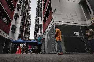 KEMBALI KE MASYARAKAT: Satu skim perintis akan dimulakan pada suku pertama tahun depan untuk membolehkan pekerja asing di beberapa dormitori memasuki masyarakat sekali sebulan. - Foto BH oleh KELVIN CHNG