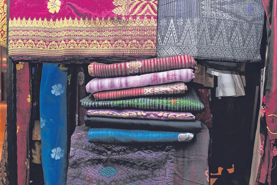 BERANEKA WARNA: Kain songket boleh didapatkan dalam pelbagai warna hari ini berserta jahitan motif berbeza-beza seperti pucuk rebung ('tajam'), tampuk manggis dan bunga raya sekali gus menekankan lagi keakraban orang Melayu dengan alam sekeliling. - Foto fail