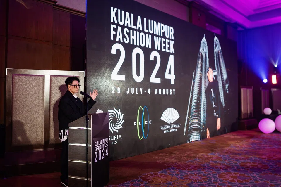 Pengasas Minggu Fesyen Kuala Lumpur (KLFW), Encik Andrew Tan, menyampaikan ucapan di Minggu Fesyen Kuala Lumpur (KLFW) 2024.