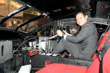 CIPTAAN SINGAPURA: Encik Zaqy mencuba kereta suria ciptaan Politeknik Singapura (SP) yang dipamerkan dalam pameran Ceti Asia di Singapore Expo semalam. Kereta suria itu menyertai Cabaran Suria Dunia tahun lalu dan dipandu sejauh 3,000 kilometer dari Darwin ke Adelaide di Australia tanpa menggunakan minyak petrol. - Foto JOHARI RAHMAT