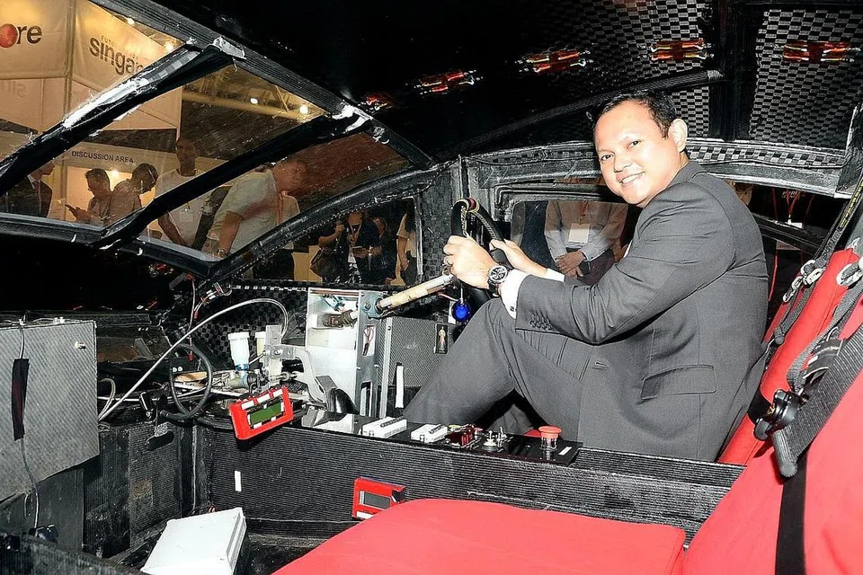 CIPTAAN SINGAPURA: Encik Zaqy mencuba kereta suria ciptaan Politeknik Singapura (SP) yang dipamerkan dalam pameran Ceti Asia di Singapore Expo semalam. Kereta suria itu menyertai Cabaran Suria Dunia tahun lalu dan dipandu sejauh 3,000 kilometer dari Darwin ke Adelaide di Australia tanpa menggunakan minyak petrol. - Foto JOHARI RAHMAT