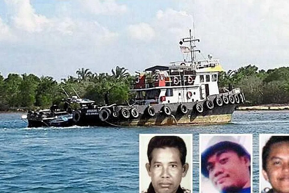 BOT TANPA PENGEMUDI: Bot pukat tunda Malaysia ditemui di perairan dekat Lahad Datu. Antara kru yang hilang (gambar sisipan dari kiri) ialah Encik Abdul Rahim Summas, Encik Fandy Bakran dan Mohammad Ridzuan Ismael. - Foto THE STAR