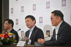 Timbalan Pengerusi Penguasa Kewangan Singapura (MAS), Encik Chee Hong Tat (tengah), berkata syarikat dengan fokus global dan asas pelabur serta pelanggan di Asia boleh mendapat manfaat daripada penyenaraian berganda SGX-Nasdaq.