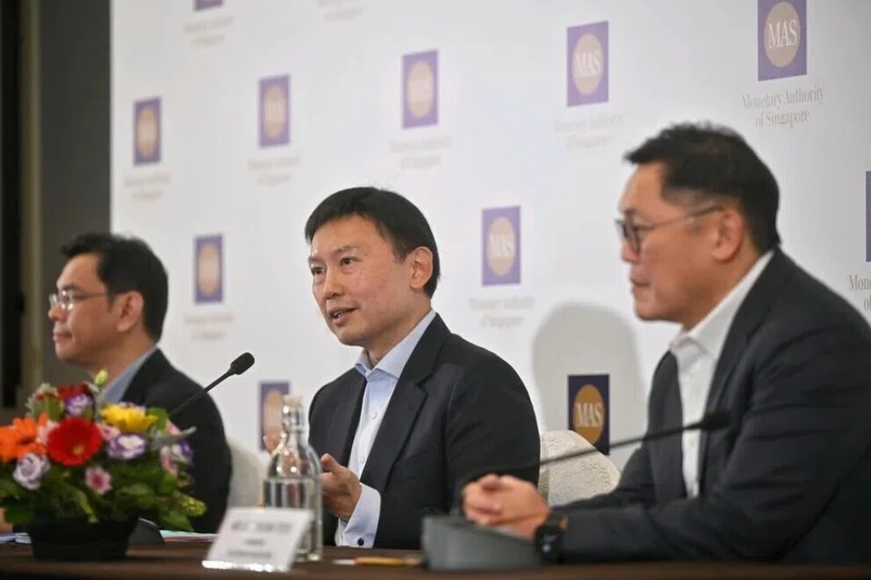 Timbalan Pengerusi Penguasa Kewangan Singapura (MAS), Encik Chee Hong Tat (tengah), berkata syarikat dengan fokus global dan asas pelabur serta pelanggan di Asia boleh mendapat manfaat daripada penyenaraian berganda SGX-Nasdaq.