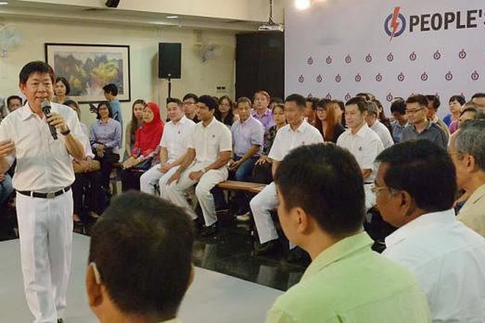 ENCIK KHAW: Projek hab masyarakat sudah dalam perancangan berdasarkan permintaan ramai penduduk kawasan Sembawang dan maklum balas yang diterima semasa kunjungan ke rumah mereka. - Foto TUKIMAN WARJI