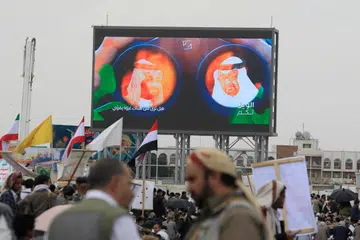 Papan iklan digital memaparkan Putera Mahkota Arab Saudi, Mohammed bin Salman (kiri), dan Presiden Amiriah Arab Bersatu (UAE), Sheikh Mohammed bin Zayed, ketika penyokong Houthi mengadakan tunjuk perasaan membantah Arab Saudi di Sanaa, Yaman pada 17 Julai 2026. Riyadh dan Abu Dhabi kini berusaha memulihkan hubungan persaudaraan dan kerjasama strategik selepas perbezaan pendirian mengenai perang Yaman, dasar minyak dan konflik Iran mencetuskan ketegangan antara kedua-dua negara Teluk itu.