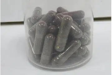 MEMBAHAYAKAN KESIHATAN: Kapsul tidak bernama yang mengandungi serbuk berwarna coklat gelap dengan beberapa bahan perubatan tidak diisytiharkan. - Foto-foto HSA