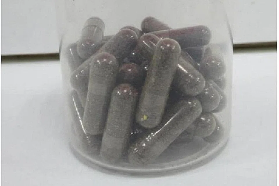 MEMBAHAYAKAN KESIHATAN: Kapsul tidak bernama yang mengandungi serbuk berwarna coklat gelap dengan beberapa bahan perubatan tidak diisytiharkan. - Foto-foto HSA