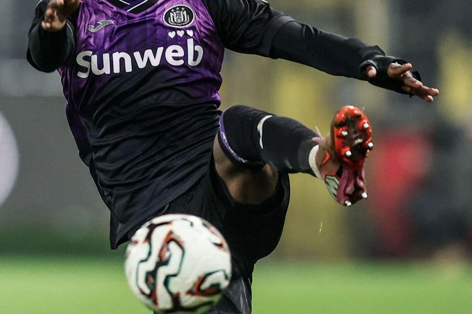 Sunderland membawa masuk pemain sayap Ecuador, Nilson Angulo, daripada Anderlecht dalam perjanjian bernilai 17.5 juta paun.