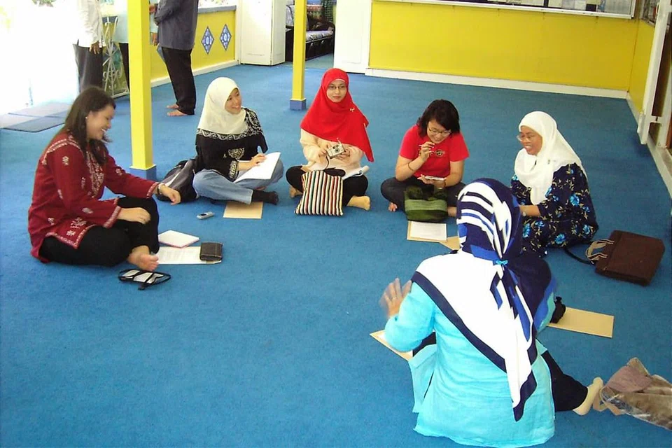 'TURUN PADANG' BUAT KAJIAN:Terlibat dalam Jawatankuasa Khas Mengenai Kerja Baik Pulih Masjid Petempatan Melayu Sembawang pada 2005 (atas) dan ketika mewawancara penduduk kampung bagi tugasan kursus ilmu alam mahasiswa NUS (kanan). - Foto ihsan HADIJAH RAHMAT