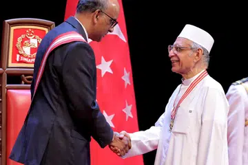 Habib Hassan (kanan), yang menerima anugerahnya daripada Presiden Tharman Shanmugaratnam, merupakan antara 6,774 individu yang menerima anugerah pingat dan penghargaan sempena Hari Kebangsaan 2024.