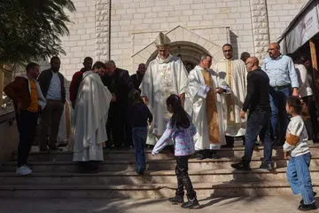Ketua Biskop Baitulmaqdis, Pierbattista Pizzaballa (tengah), berdiri bersama orang ramai di luar Gereja Holy Family dalam persiapan menyambut Krismas di kejiranan al-Zaytoun, Bandar Gaza, pada 22 Disember 2024 di tengah-tengah rundingan  Israel-Hamas yang dijalankan oleh Qatar, Mesir dan Amerika Syarikat di Doha sejak beberapa hari lalu, menghidupkan kembali harapan untuk memuktamadkan perjanjian yang selama ini sukar dicapai. 