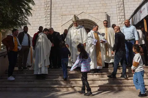 Ketua Biskop Baitulmaqdis, Pierbattista Pizzaballa (tengah), berdiri bersama orang ramai di luar Gereja Holy Family dalam persiapan menyambut Krismas di kejiranan al-Zaytoun, Bandar Gaza, pada 22 Disember 2024 di tengah-tengah rundingan  Israel-Hamas yang dijalankan oleh Qatar, Mesir dan Amerika Syarikat di Doha sejak beberapa hari lalu, menghidupkan kembali harapan untuk memuktamadkan perjanjian yang selama ini sukar dicapai. 