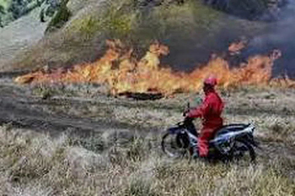 DITUTUP SEMENTARA: Kebakaran yang berlaku di Gunung Bromo pada Rabu disebabkan pasangan bakal mempelai dan jurugambar yang menyalakan suar untuk penggambaran praperkahwinan mereka.