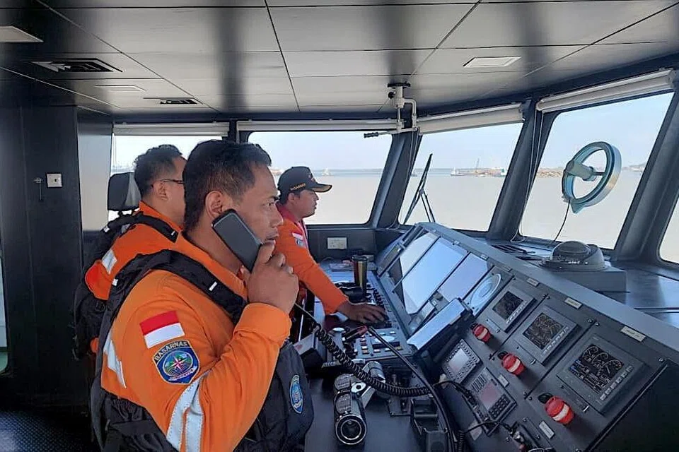Foto edaran daripada Agensi Mencari dan Menyelamat Nasional (Basarnas) Indonesia menunjukkan anggota penyelamat sedang belayar semasa operasi mencari dan menyelamat sebuah feri penumpang yang hilang di Laut Jawa, Indonesia, pada 13 September.