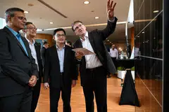 PERLU TINGKAT KECEKAPAN: Encik Heng Swee Keat (dua dari kanan), mendengar penerangan  Ketua Eksekutif Seris, Profesor Armin Aberle (kanan), bersama  Ketua Pegawai Teknologi REC Solar, Dr Shankar G. Sridhara (kiri), dan Presiden Universiti Nasional Singapura (NUS),  Profesor Tan Eng Chye. 