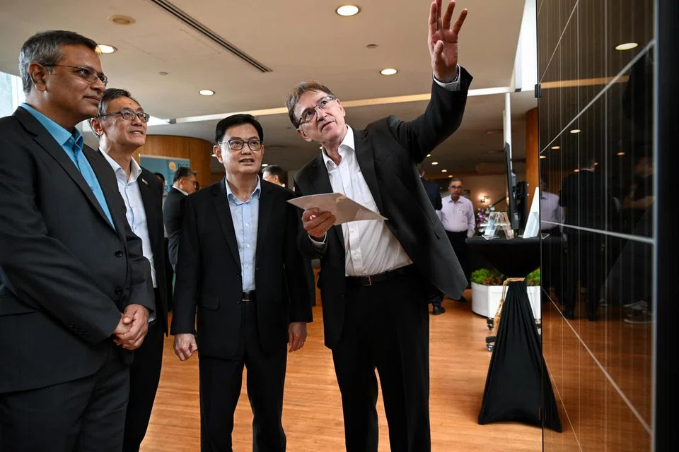 PERLU TINGKAT KECEKAPAN: Encik Heng Swee Keat (dua dari kanan), mendengar penerangan  Ketua Eksekutif Seris, Profesor Armin Aberle (kanan), bersama  Ketua Pegawai Teknologi REC Solar, Dr Shankar G. Sridhara (kiri), dan Presiden Universiti Nasional Singapura (NUS),  Profesor Tan Eng Chye. 