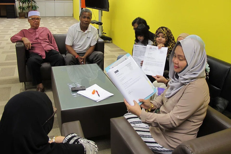 HILANG SABAR WANG MASIH BELUM DIPULANGKAN: Jemaah yang berputih mata akibat umrah terkandas dan bayaran yang telah dilunaskan masih belum dikembalikan, kini mahu mengambil tindakan undang-undang terhadap Bil Hikmah. - Foto SAINI SALLEH