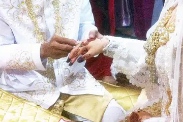 BILANGAN BERTAMBAH: Menurut laporan Sorotan Penduduk 2022, terdapat 23,433 perkahwinan yang melibatkan sekurang-kurangnya seorang warga Singapura tahun lalu. - Foto fail