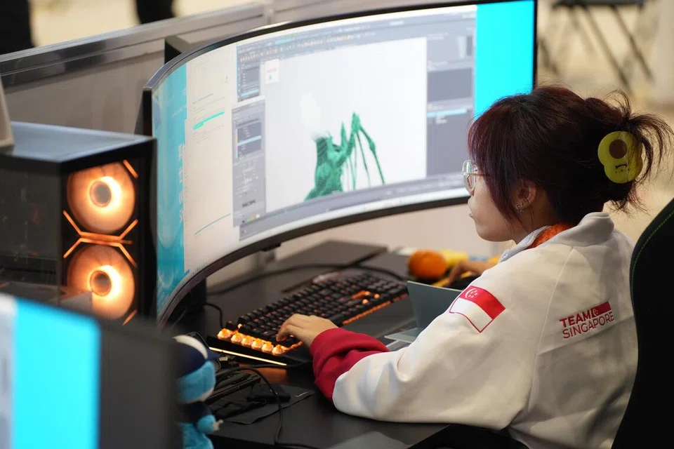Dalam Pertandingan WorldSkills di Shanghai yang menghimpunkan lebih 1,400 peserta dari lebih 70 negara dan wilayah untuk bertanding dalam 64 bidang kemahiran, bekas pelajar Politeknik Nanyang, Cik Nur Insyirah Hanna Nor Azhar, membuktikan penguasaannya dalam bidang tersebut dengan meraih pingat gangsa.