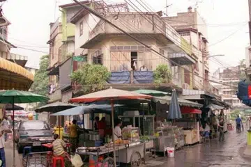 MAKANAN HALAL BERDEKATAN MASJID: Jika anda ke kawasan-kawasan berdekatan masjid di Bangkok, anda tidak akan menghadapi masalah mencari makanan halal. Banyak gerai makanan Islam di daerah seperti ini. - Foto fail KARIM ISKANDAR