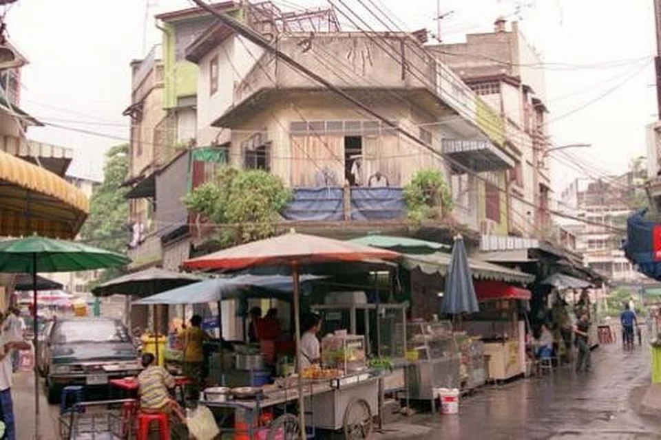 MAKANAN HALAL BERDEKATAN MASJID: Jika anda ke kawasan-kawasan berdekatan masjid di Bangkok, anda tidak akan menghadapi masalah mencari makanan halal. Banyak gerai makanan Islam di daerah seperti ini. - Foto fail KARIM ISKANDAR
