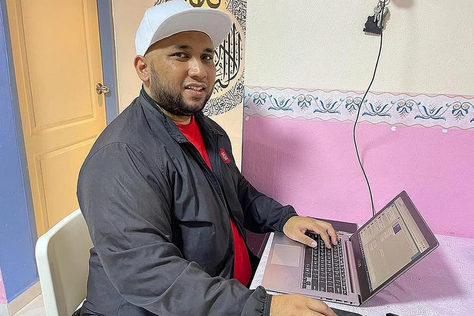 YAKIN TERUS ADA BISNES: Encik Mohammad Rizal, pemilik syarikat Brother Bo Services, yakin permintaan untuk khidmat penghantaran akan tetap tinggi walau dalam keadaan apa sekali pun. - Foto ihsan MOHAMMAD RIZAL RAHMAT