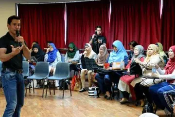 PERLU DORONGAN: Antara perkara penting dalam program 'Jom Kurus Singapura' (JKSG) yang diperkenalkan Kevin Zahri di sini sejak bulan lalu adalah mengekalkan tahap motivasi dan pencapaian ilmu para peserta untuk terus menjaga kesihatan dan kecergasan mereka. - Foto-foto ZAINAL YAHYA