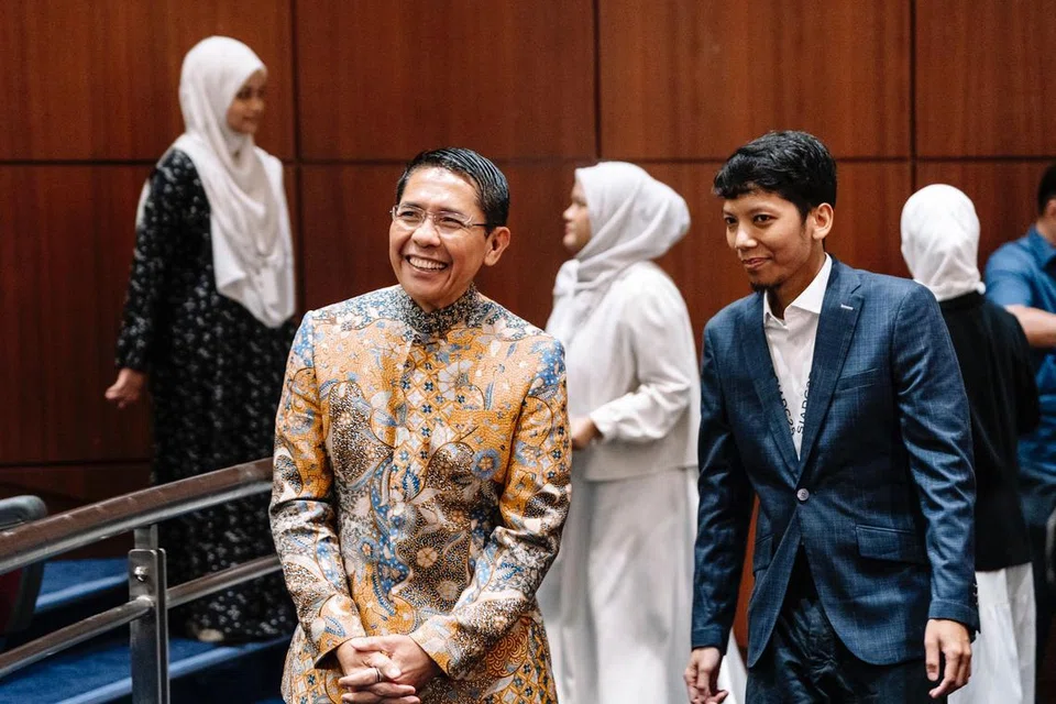 Acara peringkat akhir Kejohanan Debat Bahasa Arab Antara Sekolah Singapura 2025 (SIADC25) turut dimeriahkan dengan kehadiran Menteri di Pejabat Perdana Menteri, Dr Mohamad Maliki Osman (kiri) yang diiringi Ketua Munazarah SG, Ustaz Muhammad Redha Mohamed Elyas (kanan). 