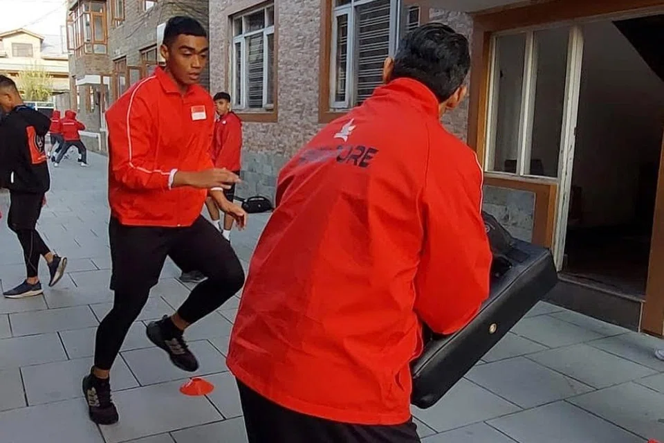 SEDIA UNTUK MENYENGAT: Nadhrah dan Rizuan (gambar atas) sedang giat melakukan persiapan terakhir semalam sebelum masuk gelanggang bagi Kejohanan Pencak Silat Asia di Kashmir, India, yang bermula hari ini. - Foto PERSEKUTUAN SILAT SINGAPURA