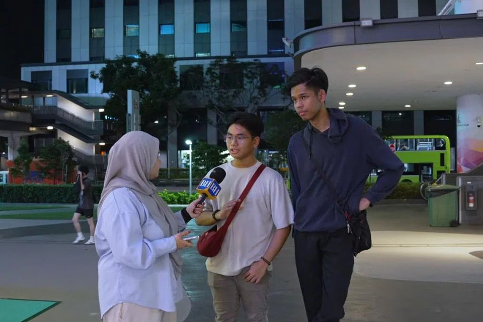 Seorang pelajar abadikan kenangan manis terima anugerah daripada Perdana Menteri, Encik Lee Hsien Loong.