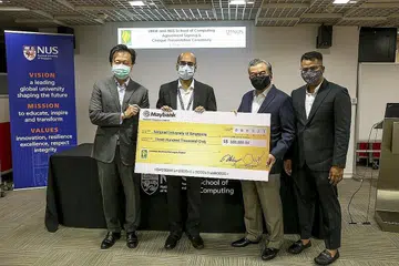 BIASISWA EKONOMI MASA DEPAN LBKM: Profesor Mohan S Kankanhalli, Dekan Sekolah Perkomputeran NUS (dua dari kiri) menerima cek daripada Encik Suhaimi Salleh, Presiden Lembaga Biasiswa Kenangan Maulud (dua dari kanan) di NUS semalam. Biasiswa itu bertujuan menarik lebih ramai pelajar meneroka bidang yang sedang membangun. - Foto BH oleh YONG LI XUAN